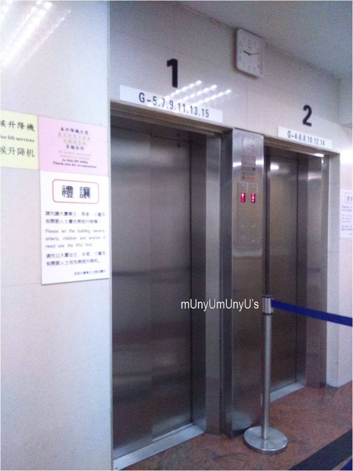 Ada 2 buah lift yang masing-masing menuju ke lantai ganjil dan genap di dalam Golden Crown Court. Menuju Yotel Cha Cha di lantai 11 menggunakan lift No. 1 ya..